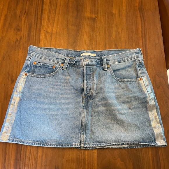 Levi’s mini skirt with side detail - Picture 1 of 6